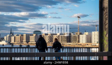 Tourist auf der freihafenelbbrücke mit Blick auf den neuen Stadtteil HafenCity von Hamburg. Stockfoto