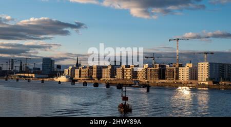 Der neue Stadtteil HafenCity bei Sonnenuntergang. Aufnahme von der freihafenelbbrücke in Hamburg, Deutschland. Stockfoto