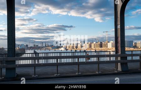 Der neue Stadtteil HafenCity bei Sonnenuntergang. Aufnahme von der freihafenelbbrücke in Hamburg, Deutschland. Stockfoto