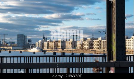 Der neue Stadtteil HafenCity bei Sonnenuntergang. Aufnahme von der freihafenelbbrücke in Hamburg, Deutschland. Stockfoto