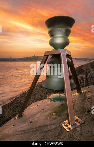 Marcus Vergettes Projekt „Time and Tide Bell“, das am 27. 2009. Mai installiert wurde, ist eine Kunstinstallation am Kai von Appledore in North Devon. Bei hoher Tid Stockfoto