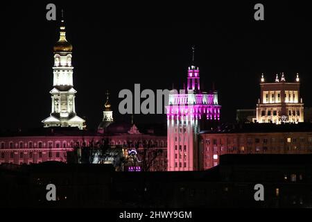 CHARKOW, UKRAINE - 27. MÄRZ 2013: Dies ist die nächtliche Beleuchtung von Hochhäusern im Zentrum der Stadt. Stockfoto