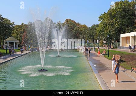 CHARKOW, UKRAINE - 24. AUGUST 2019: Es handelt sich um Teiche mit Springbrunnen im Schewtschenko-Garten. Stockfoto