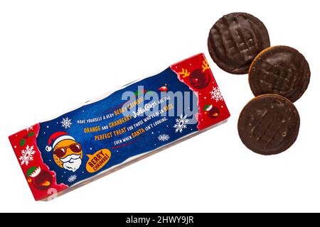 Schachtel mit McVites Jaffa-Kuchen mit Orangen- und Cranberry-Geschmack, geöffnet mit drei entfernten jaffa-Kuchen, um den Inhalt isoliert auf weißem Hintergrund anzuzeigen Stockfoto