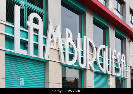 VALENCIA, SPANIEN - 04. MÄRZ 2022: Lamburguesa ist eine spanische Kette amerikanischer Restaurants Stockfoto