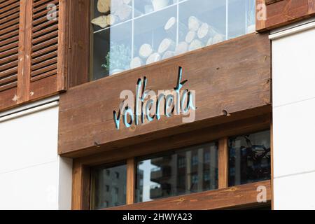VALENCIA, SPANIEN - 04. MÄRZ 2022: Das Voltereta Casa ist ein Restaurant mit gemischter Küche Stockfoto