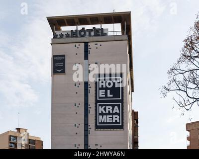 VALENCIA, SPANIEN - 04. MÄRZ 2022: Das Hotel Kramer befindet sich an der Av Campanar, Valencia Stockfoto