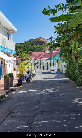 Straße in Le Bourg, Terre-de-Haut, Iles des Saintes, Les Saintes, Guadeloupe, Kleinere Antillen, Karibik. Stockfoto