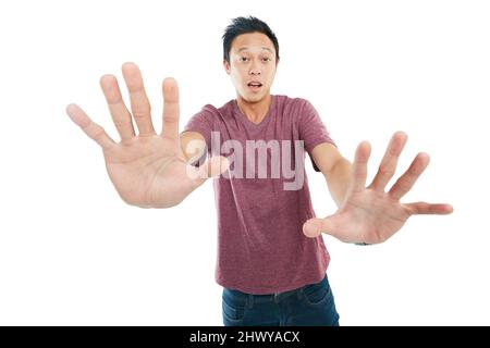 Warum dreht sich alles plötzlich. Studioporträt eines jungen Mannes, der sich vor weißem Hintergrund schwindlig fühlt. Stockfoto