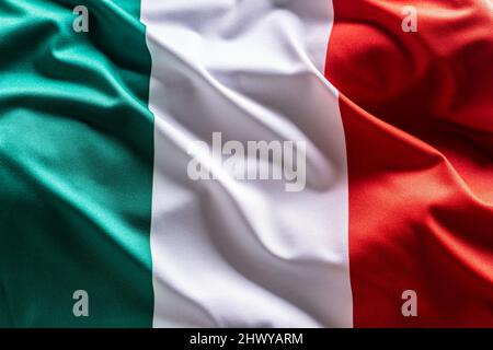 Schwenkende Flagge Italiens. Nationales Symbol für Land und Staat. Stockfoto