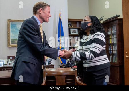 Washington, USA. 08. März 2022. Der demokratische Senator aus Connecticut, Richard Blumenthal, begrüßt den Kandidaten des Präsidenten, der Richter Ketanji Brown Jackson, BidenÕs Associate Justice des US Supreme Court, vor einem Treffen in seinem Büro auf dem Capitol Hill in Washington, DC, USA, am 08. März 2022. Wenn er bestätigt wird, wird Jackson den scheidenden Richter Stephen Breyer ersetzen und die erste schwarze Frau werden, die in dieser Position dient. Quelle: SIPA USA/Alamy Live News Stockfoto