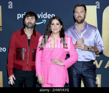 7. März 2022, Las Vegas, NV, USA: LAS VEGAS - 7. MÄRZ: Dave Haywood, Hillary Scott, Charles Kelley, Lady A bei den Academy of Country Music Awards 2022 kommt am 7. März 2022 im Allegient Stadium in Las Vegas, NV an (Bildquelle: © Kay Blake/ZUMA Press Wire) Stockfoto