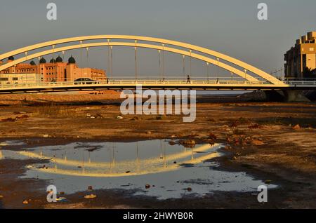 Moderne Brücke der Rambla del Cañuelo über das trockene Flussbett in Roquetas de Mar, Provinz Almeria Südspanien. Stockfoto