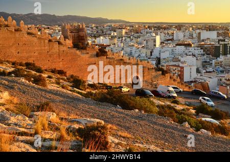 Morgenansicht der mittelalterlichen Mauer von Muralla de Jairán, die von König Jairan im 11.. Jahrhundert und der Stadt Almeria, Andalusien, Südspanien, erbaut wurde. Stockfoto