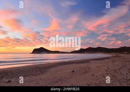 Morgenwolken bilden sich über dem Strand Playa de los Genoveses, dem Naturpark Cabo de Gata Nijar in Almeria im Süden Spaniens. Stockfoto