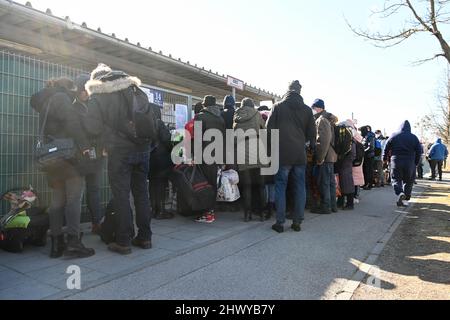 München, Deutschland. 08. März 2022. Flüchtlinge warten vor einem Flüchtlingsheim auf die Aufnahme. Quelle: Tobias Hase/dpa/Alamy Live News Stockfoto