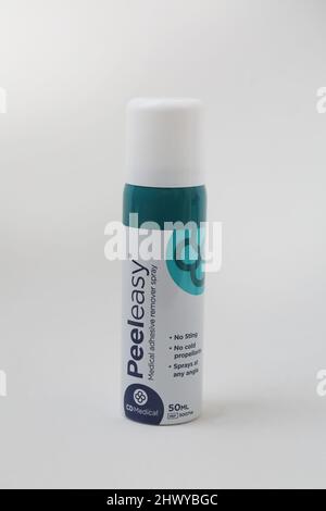 Eine Dose Peeleasy Medical Adhesive Spray hilft, medizinische Klebstoffreste der Haut zu entfernen Stockfoto