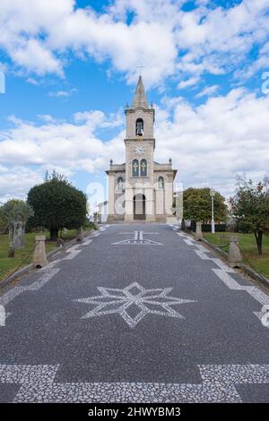 Paços de Ferreira, Portugal - 06. März 2022 : die Pfarrkirche von Paços de Ferreira, die Santa Eulália gewidmet ist, stammt aus der zweiten Hälfte des Jahres Stockfoto