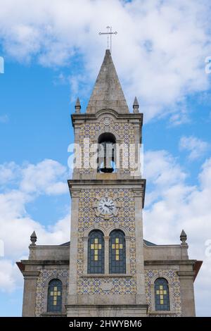 Paços de Ferreira, Portugal - 06. März 2022 : die Pfarrkirche von Paços de Ferreira, die Santa Eulália gewidmet ist, stammt aus der zweiten Hälfte des Jahres Stockfoto