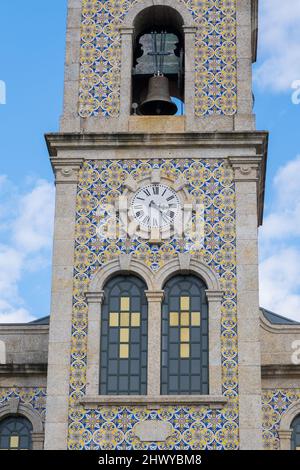 Paços de Ferreira, Portugal - 06. März 2022 : die Pfarrkirche von Paços de Ferreira, die Santa Eulália gewidmet ist, stammt aus der zweiten Hälfte des Jahres Stockfoto