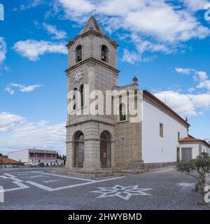 Paços de Ferreira, Portugal - 06. März 2022 : die Pfarrkirche von Paços de Ferreira, die Santa Eulália gewidmet ist, stammt aus der zweiten Hälfte des Jahres Stockfoto