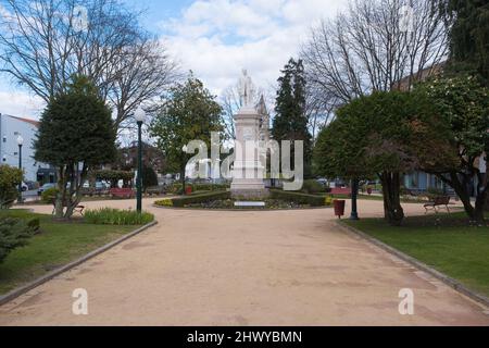 Paços de Ferreira, Portugal - 06. März 2022 : Stadtgarten Paços de Ferreira, Statue von Dr. Leão de Meireles, Bezirk Porto, Portugal Stockfoto