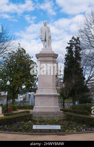 Paços de Ferreira, Portugal - 06. März 2022 : Stadtgarten Paços de Ferreira, Statue von Dr. Leão de Meireles, Bezirk Porto, Portugal Stockfoto