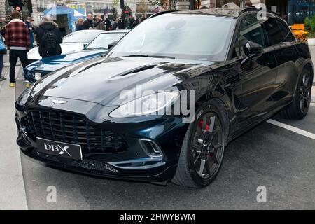 Drei Viertel Vorderansicht eines Aston Martin DBX, ausgestellt auf der Regents Street Motor Show 2021 Stockfoto