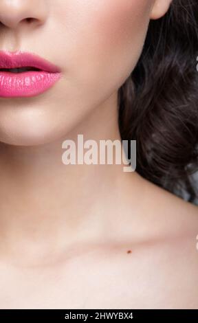 Nahaufnahme des menschlichen weiblichen Gesichts. Frau mit rosa Lippen Schönheit Make-up. Stockfoto