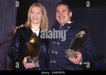 Baden Baden, Deutschland. 07. März 2022. Katja SEIZINGER, GER, Skifahrerin, und Georg HACKL, Rodlerin, Mit der Ehre des Athleten des Jahres 1998, Dezember 1998, Â Credit: dpa/Alamy Live News Stockfoto