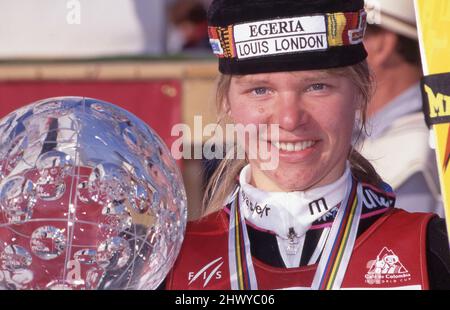 Lillehammer, Norwegen. 07. März 2022. Katja SEIZINGER, GER, Skifahrerin, jubelt mit ihrer Trophäe als Gesamtweltcupsiegerin 1995/1996, Lillehammer 10.03.1996, Â Credit: dpa/Alamy Live News Stockfoto