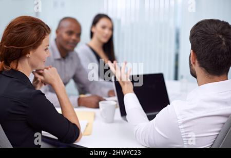 Lassen Sie uns sprechen Zahlen Menschen. Eine Gruppe von Kollegen, die ein Meeting abhalten. Stockfoto
