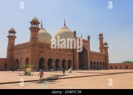 Die Badshahi Mughal-Ära Gemeindemoschee in Lahore, Punjab Provinz, Pakistan Stockfoto