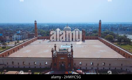 Luftaufnahme zur Mughal-Moschee in Lahore, Provinz Punjab, Pakistan Stockfoto