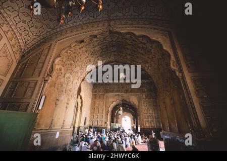 Blick nach innen auf die Gebete der Mughal-Moschee aus der Badshahi-Ära Stockfoto