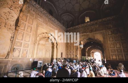 Blick nach innen auf die Gebete der Mughal-Moschee aus der Badshahi-Ära Stockfoto