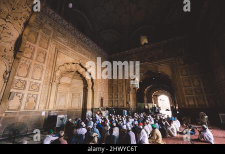 Blick nach innen auf die Gebete der Mughal-Moschee aus der Badshahi-Ära Stockfoto