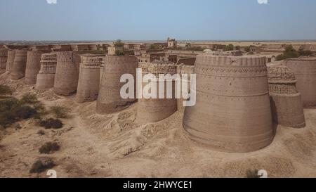 Luftaufnahme zu den Sandmauern der großen quadratischen pakistanischen Festung Derawar in Ahmadpur East Tehsil, Provinz Punjab, Pakistan Stockfoto