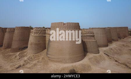 Luftaufnahme zu den Sandmauern der großen quadratischen pakistanischen Festung Derawar in Ahmadpur East Tehsil, Provinz Punjab, Pakistan Stockfoto