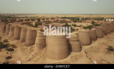 Luftaufnahme zu den Sandmauern der großen quadratischen pakistanischen Festung Derawar in Ahmadpur East Tehsil, Provinz Punjab, Pakistan Stockfoto