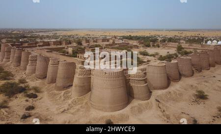 Luftaufnahme zu den Sandmauern der großen quadratischen pakistanischen Festung Derawar in Ahmadpur East Tehsil, Provinz Punjab, Pakistan Stockfoto