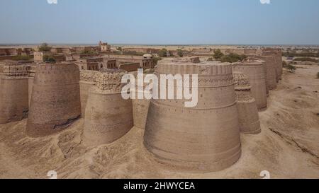 Luftaufnahme zu den Sandmauern der großen quadratischen pakistanischen Festung Derawar in Ahmadpur East Tehsil, Provinz Punjab, Pakistan Stockfoto