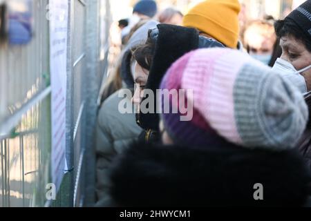 München, Deutschland. 08. März 2022. Flüchtlinge warten vor einem Flüchtlingsheim auf die Aufnahme. Quelle: Tobias Hase/dpa/Alamy Live News Stockfoto