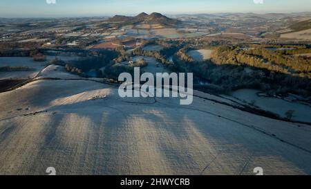 Luftaufnahme des Flusses Tweed und Eildon Hills von oben Scott's View an einem frostigen Wintermorgen. Stockfoto