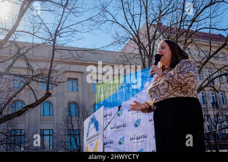 Deutschland, Berlin, 08. März 2022: Ricarda LANG, Bundesvorsitzende der Allianz 90/die Grünen Buendnis 90/die Grünen) ist zu sehen, wenn sich Protestierende vor der russischen Botschaft in Zentral-Berlin in Solidarität mit Frauen und ihren Familien in der Ukraine und Russland anlässlich des Internationalen Frauentags 2022 unter dem Motto "Frauen und Mütter aller Länder - vereinigt euch!" versammeln. Und „kein Krieg trennt uns“. Die Organisatoren heben die besondere Situation von Frauen und Kindern in Konflikten hervor, wobei ein besonderer Fokus auf den anhaltenden Krieg in der Ukraine und die aufkommende zivilgesellschaftliche Protestbewegung in Rus liegt Stockfoto