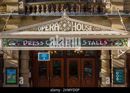 Buxton Opera House, auf dem Platz in der Kurstadt Buxton in Derbyshire, England. Es ist ein Opernhaus mit 902 Sitzplätzen, in dem das jährliche Buxton Festival stattfindet Stockfoto