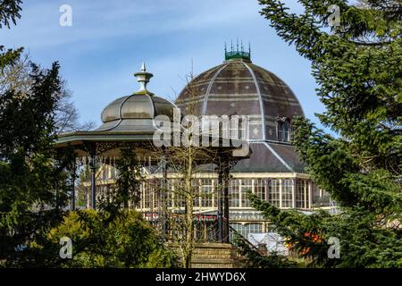 Die Octagon Concert Hall und der Bandstand wurden von den Buxton Pavilion Gardens in der Kurstadt Buxton in Derbyshire, England, aus geführt. Stockfoto