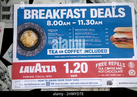 Eine Menükarte aus einem JD Wetherspoons Pub. Die Karte zeigt die Preise der beliebten Frühstücksoptionen, die jeden Morgen im Pub erhältlich sind Stockfoto