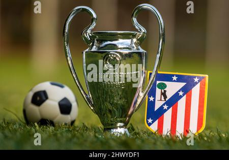 27. August 2021, Madrid, Spanien. Das Emblem des Fußballvereins Atletico Madrid und des UEFA Champions League Cups auf dem grünen Rasen des Stadions. Stockfoto