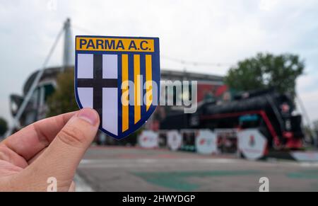 30. August 2021, Parma. Das Emblem des Fußballvereins Parma Calcio vor dem Hintergrund des modernen Stadions. Stockfoto